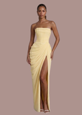 Abito lungo senza spalline drappeggiato con spacco frontale