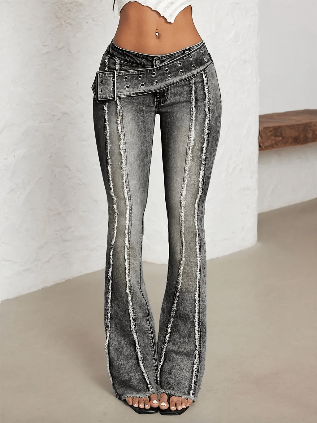 Jeans a vita bassa svasati con fibbia e strappi