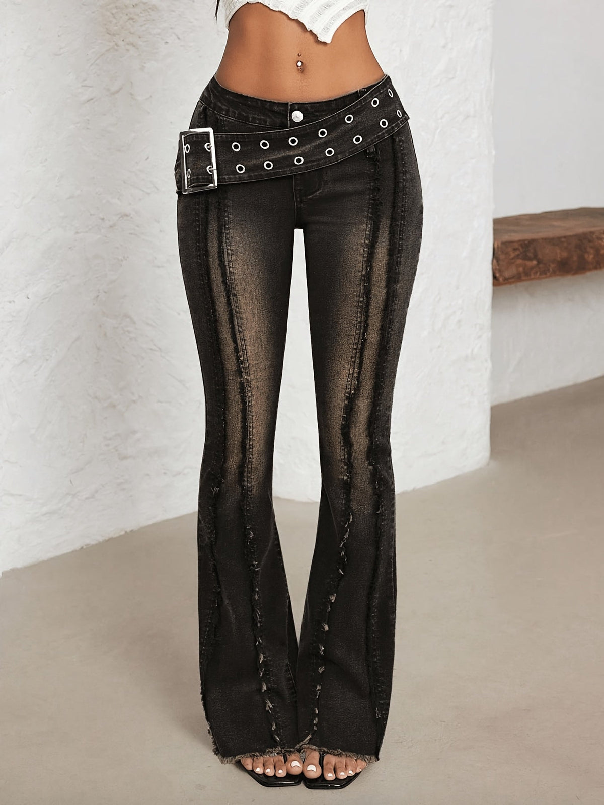 Jeans a vita bassa svasati con fibbia e strappi