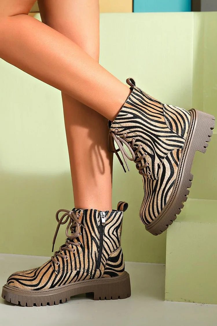 Stivali stringati con stampa animalier e pizzo