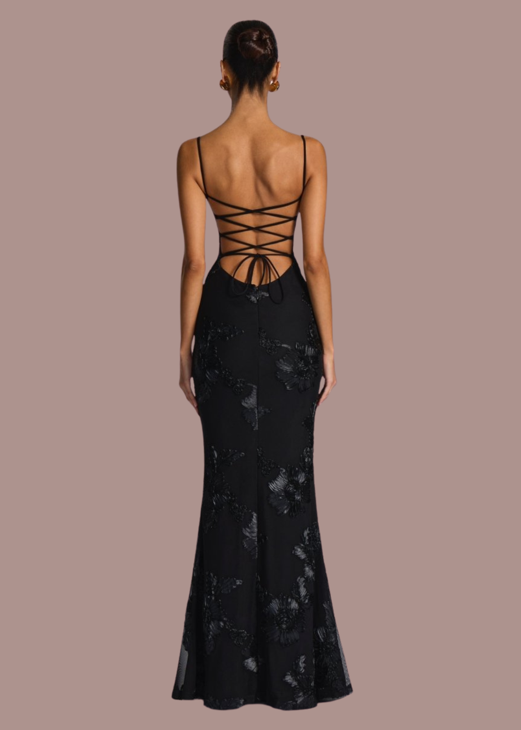 Abito lungo a corsetto con scollo a cuore e ricami floreali
