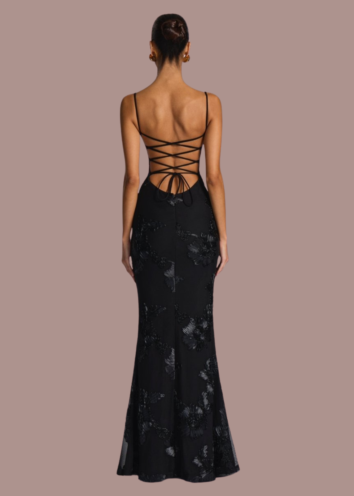 Abito lungo a corsetto con scollo a cuore e ricami floreali