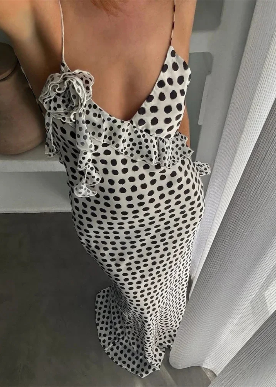 Abito lungo a pois con rouches e spalline sottili