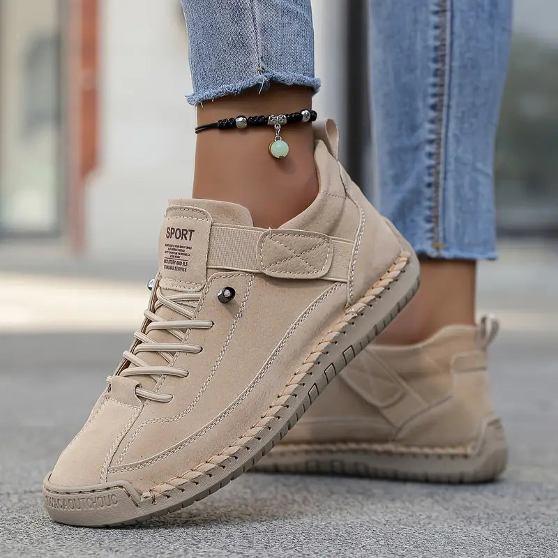 Sneakers con suola sagomata e tomaia leggera