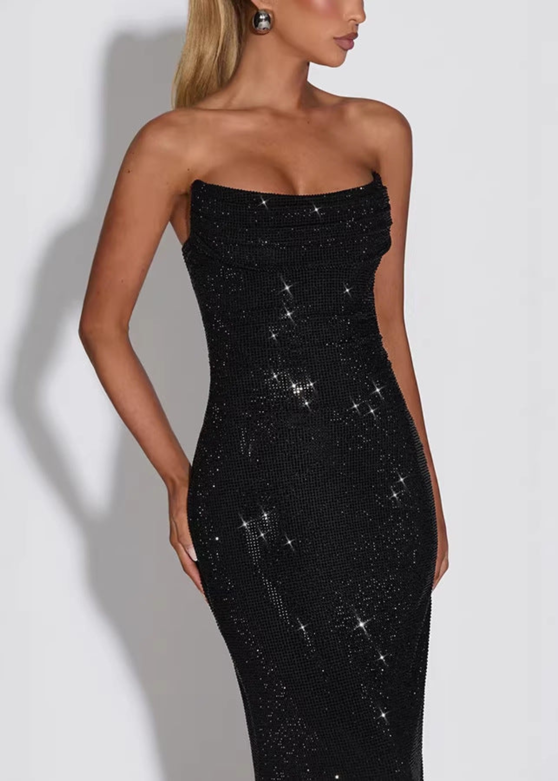 Abito lungo senza spalline con drappeggio e decorazioni brillanti