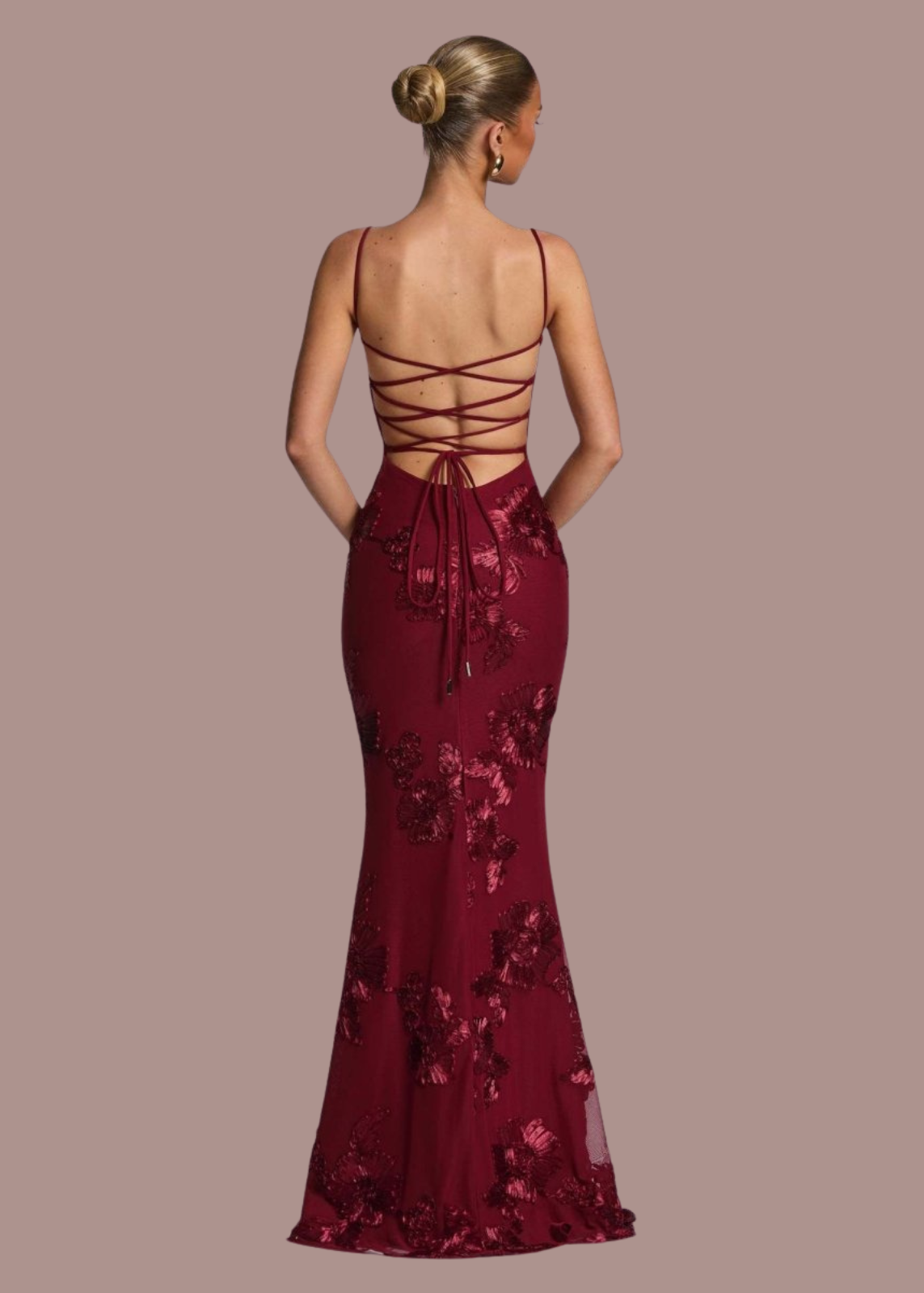 Abito lungo a corsetto con scollo a cuore e ricami floreali