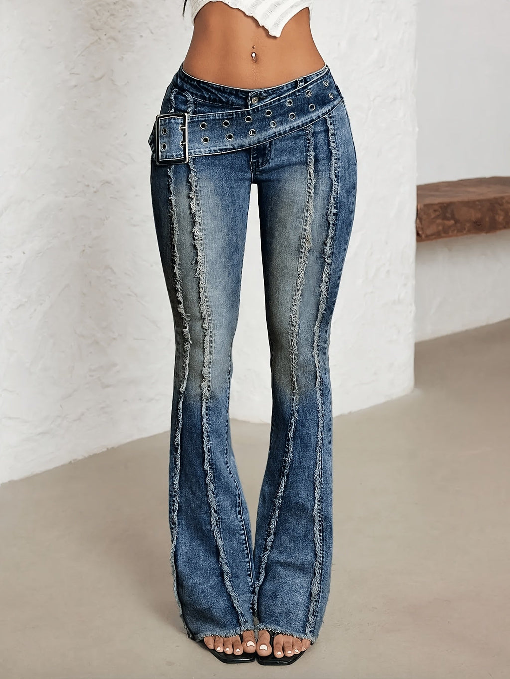 Jeans a vita bassa svasati con fibbia e strappi