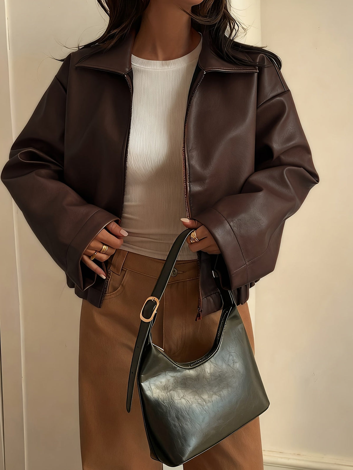 Giacca corta effetto pelle con collo a camicia e zip