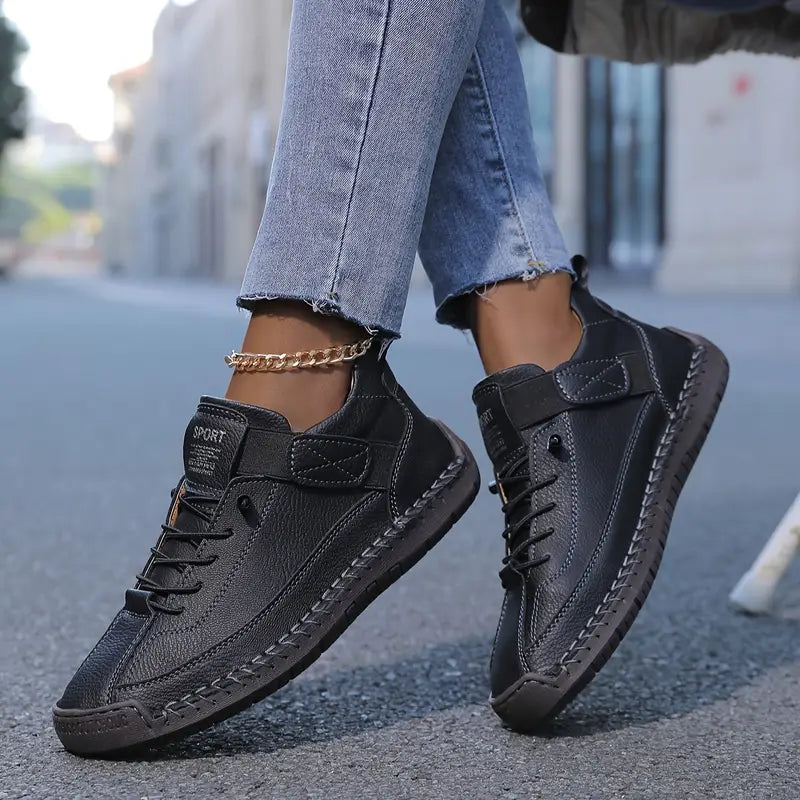 Sneakers con suola sagomata e tomaia leggera