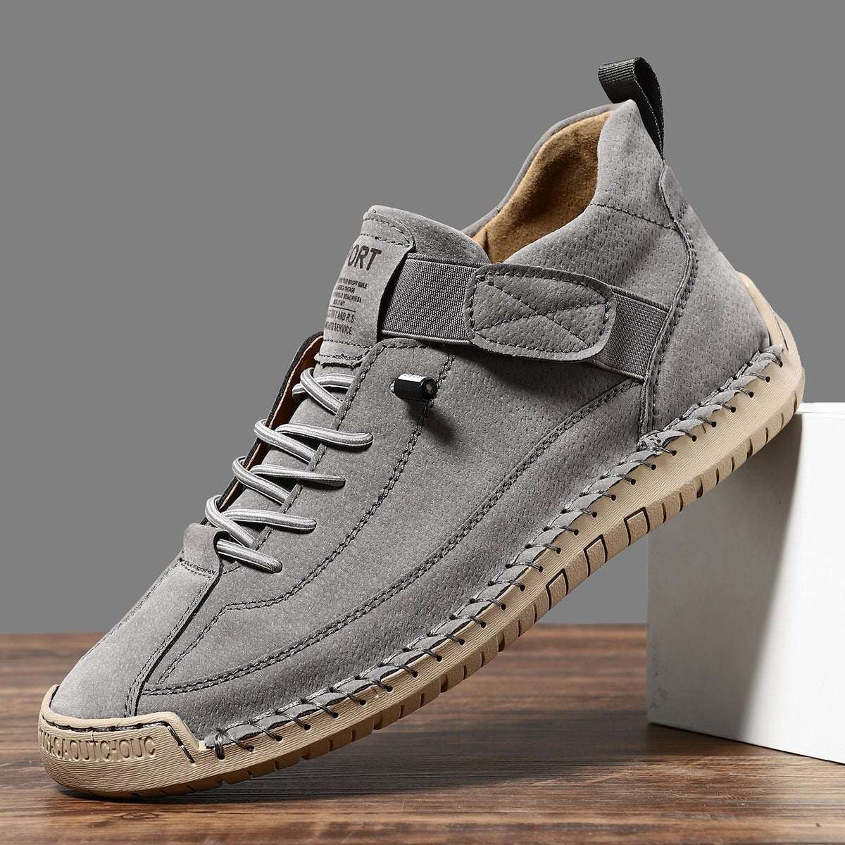 Sneakers con suola sagomata e tomaia leggera