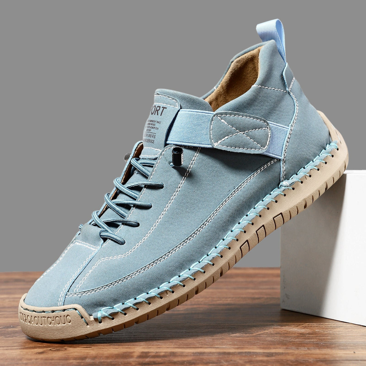 Sneakers con suola sagomata e tomaia leggera