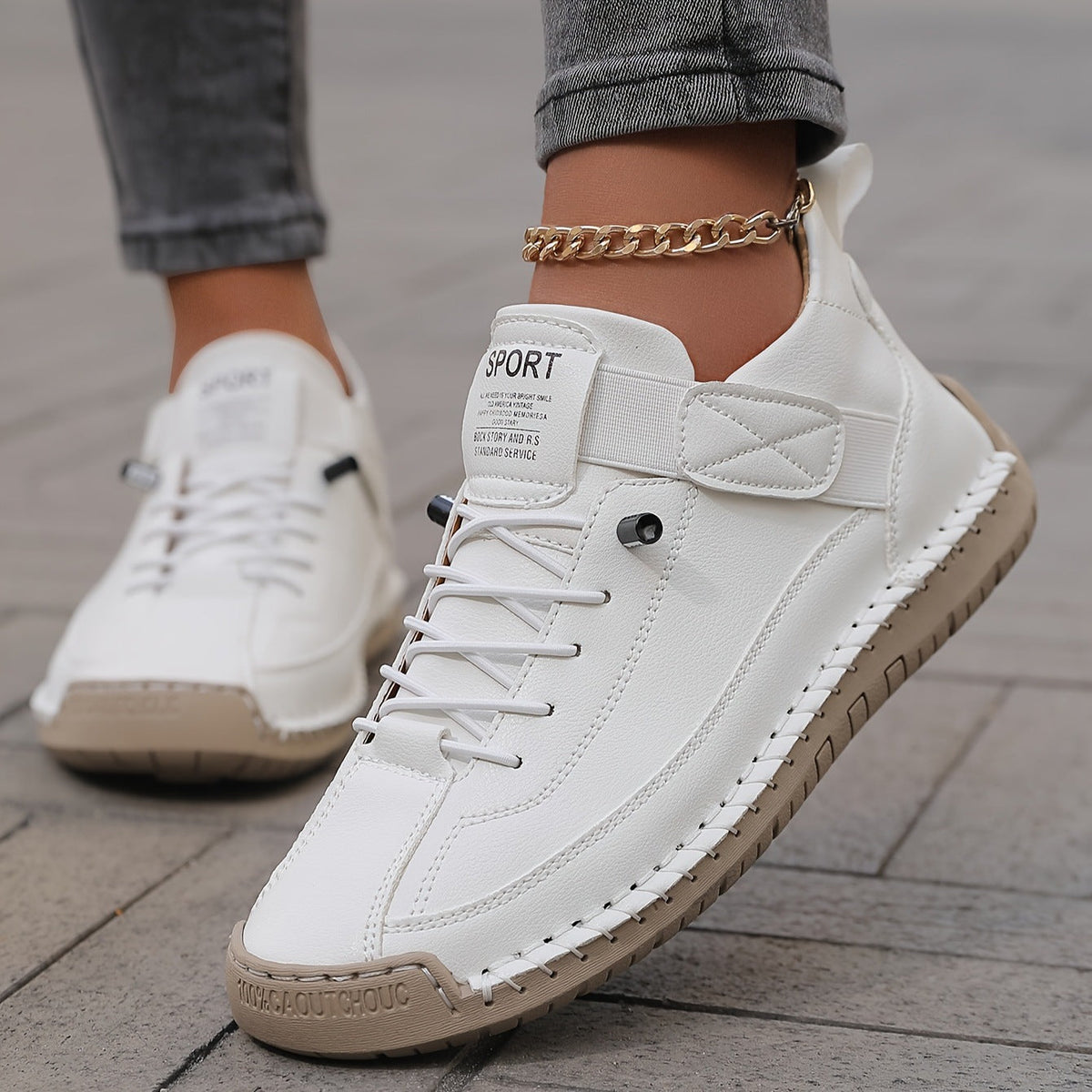 Sneakers con suola sagomata e tomaia leggera