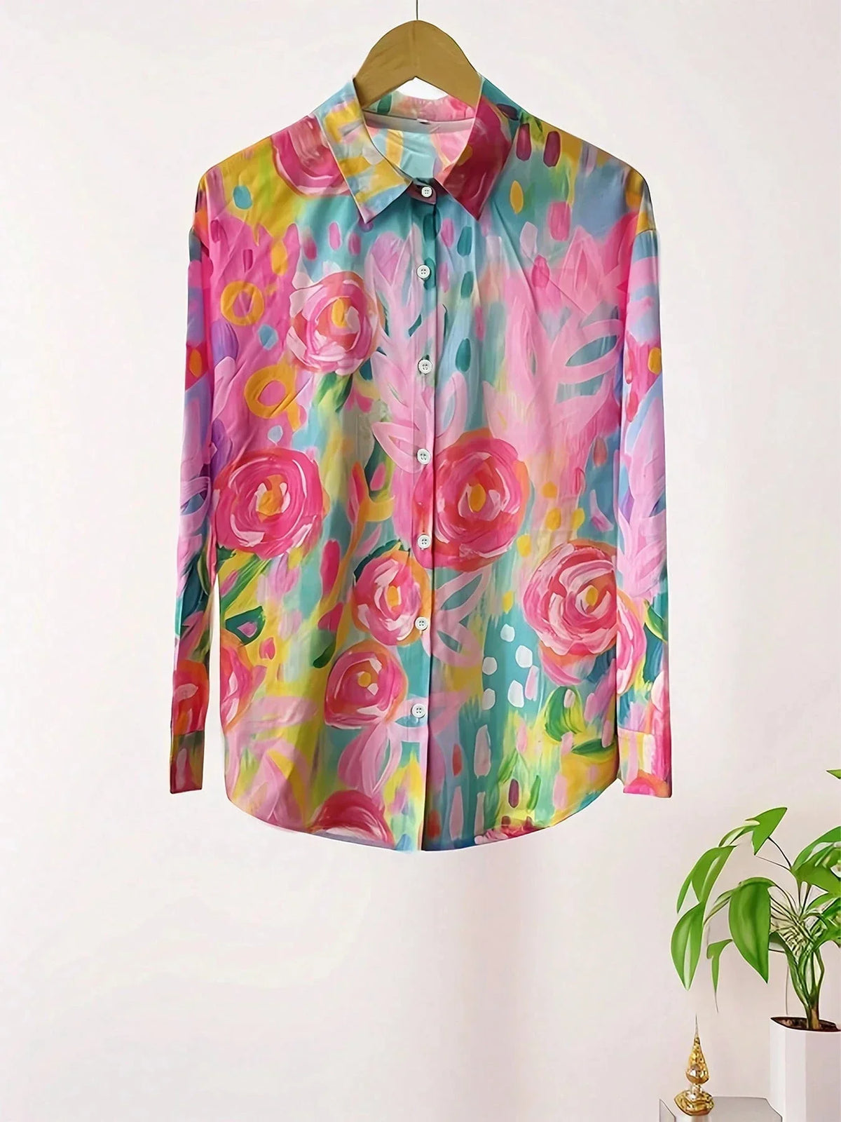 Blusa con stampa astratta e abbottonatura frontale