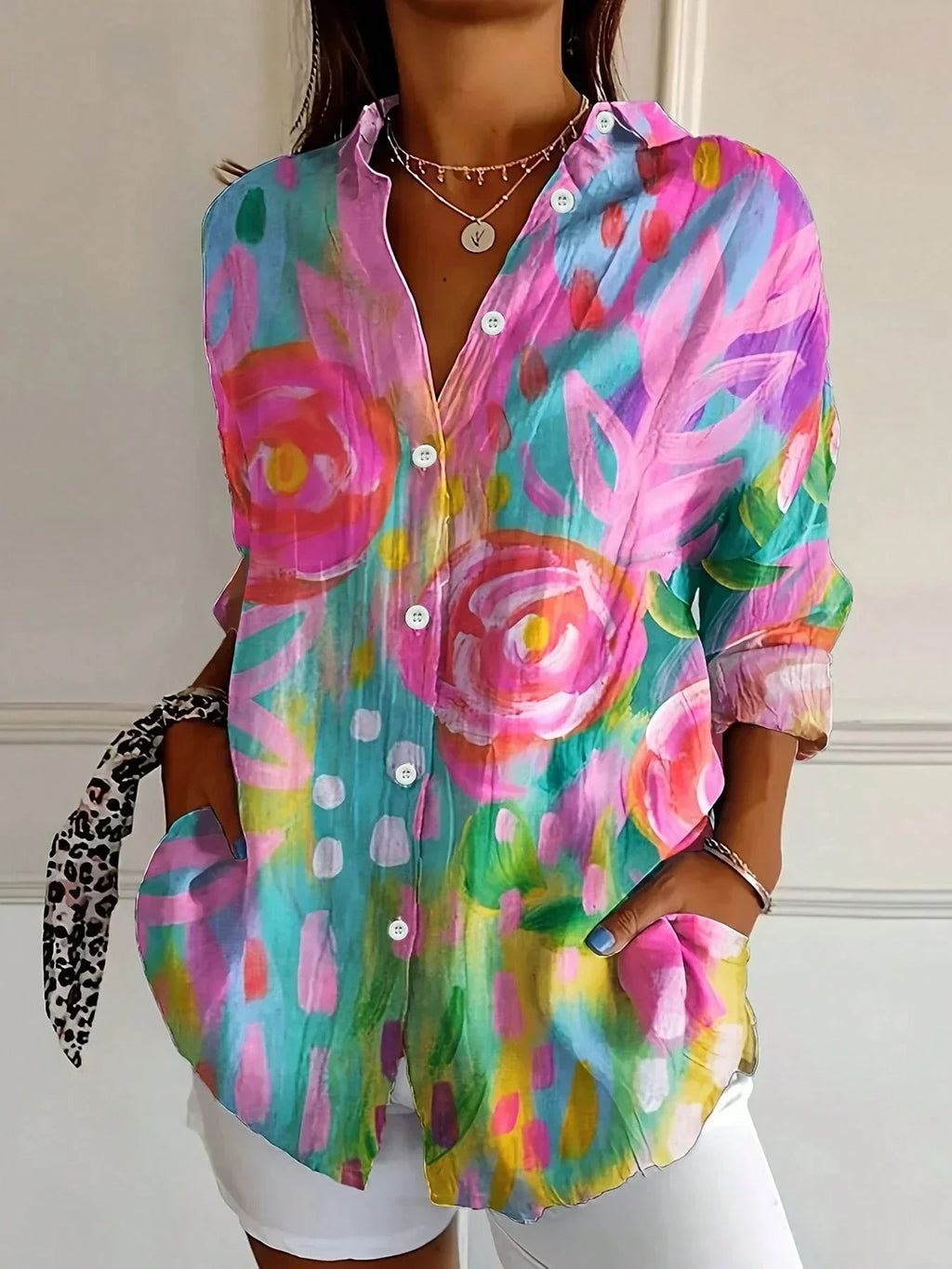 Blusa con stampa astratta e abbottonatura frontale