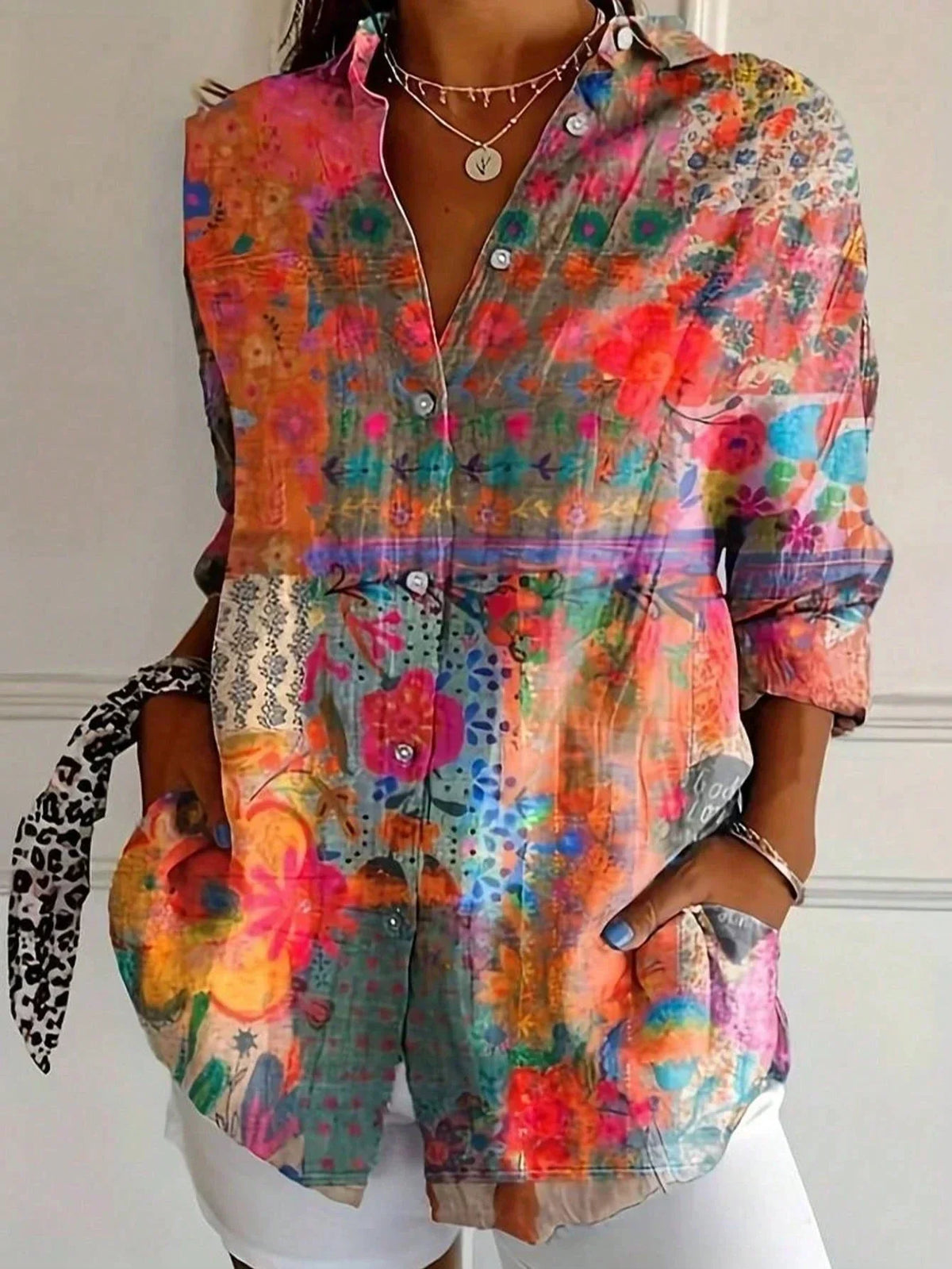 Blusa con stampa astratta e abbottonatura frontale