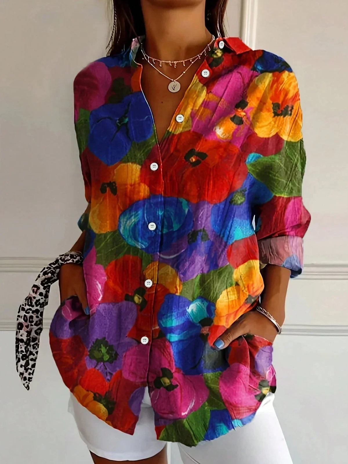 Blusa con stampa astratta e abbottonatura frontale