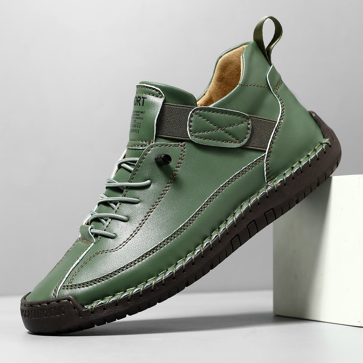 Sneakers con suola sagomata e tomaia leggera