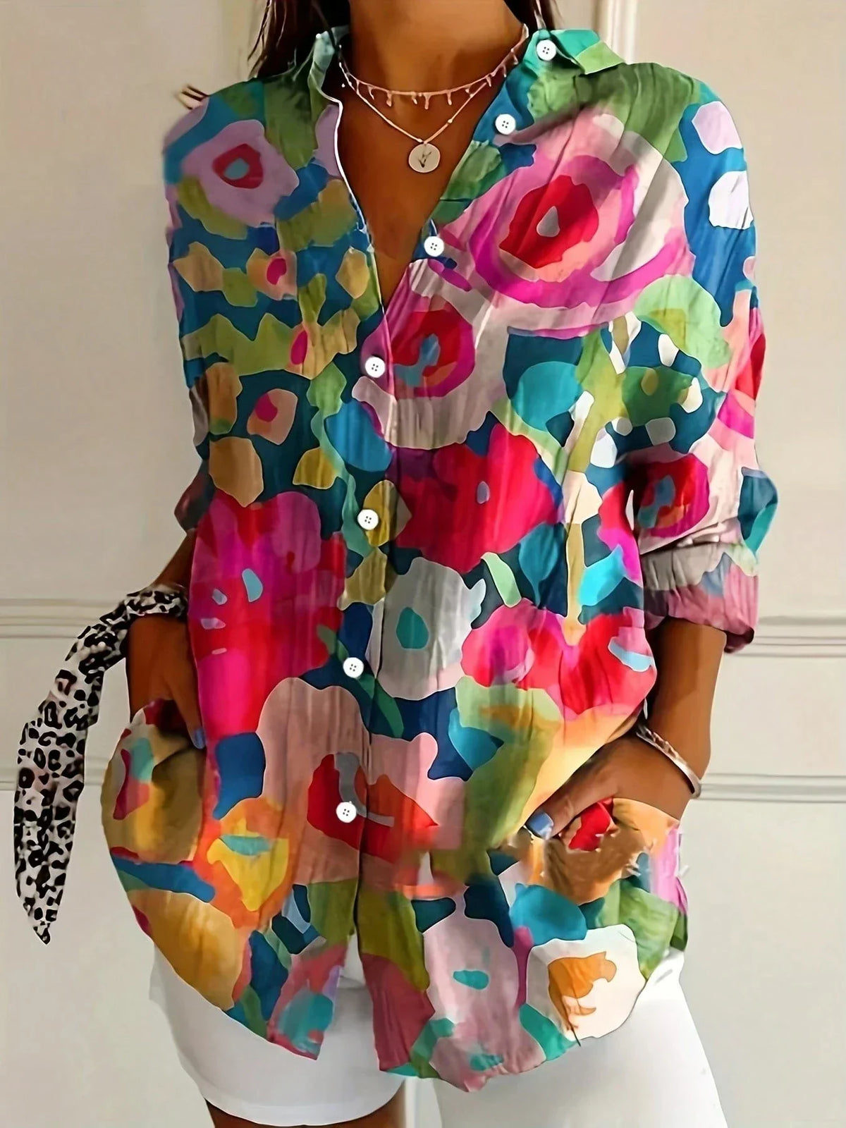 Blusa con stampa astratta e abbottonatura frontale