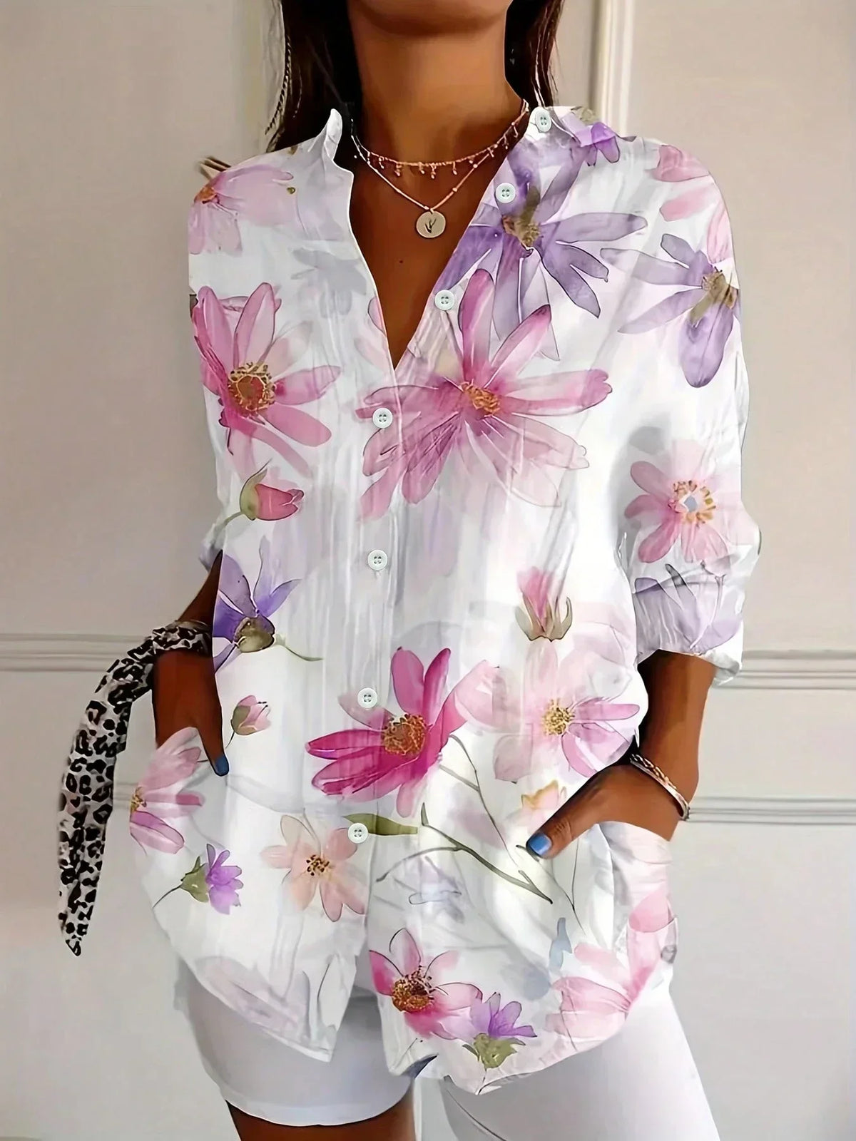 Blusa con stampa astratta e abbottonatura frontale