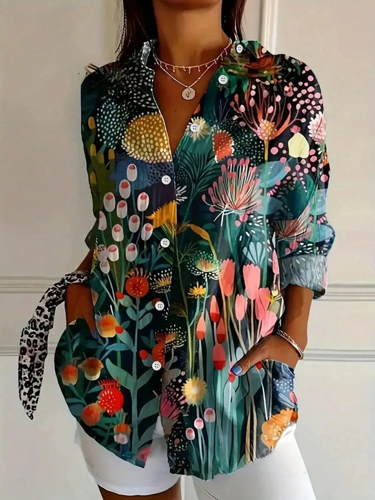 Blusa con stampa astratta e abbottonatura frontale