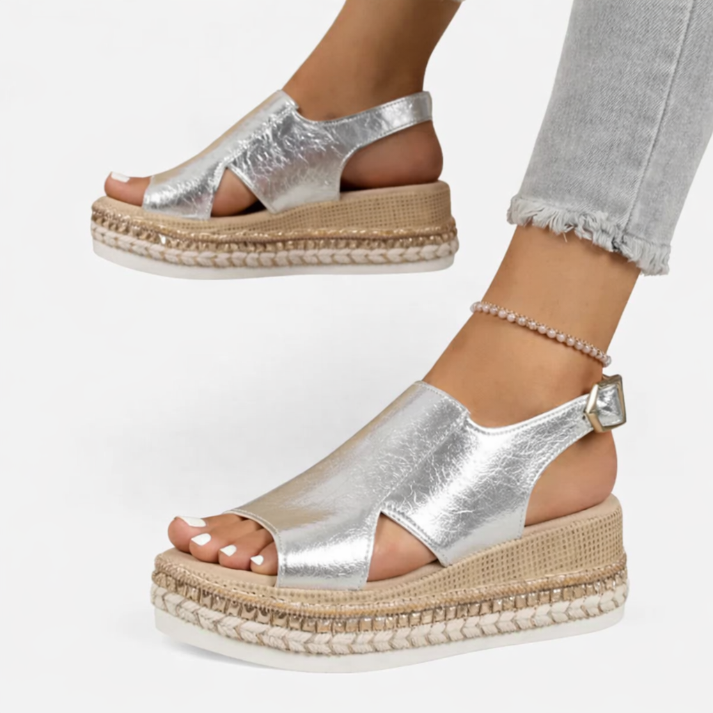 Sandali con zeppa e finitura metallizzata