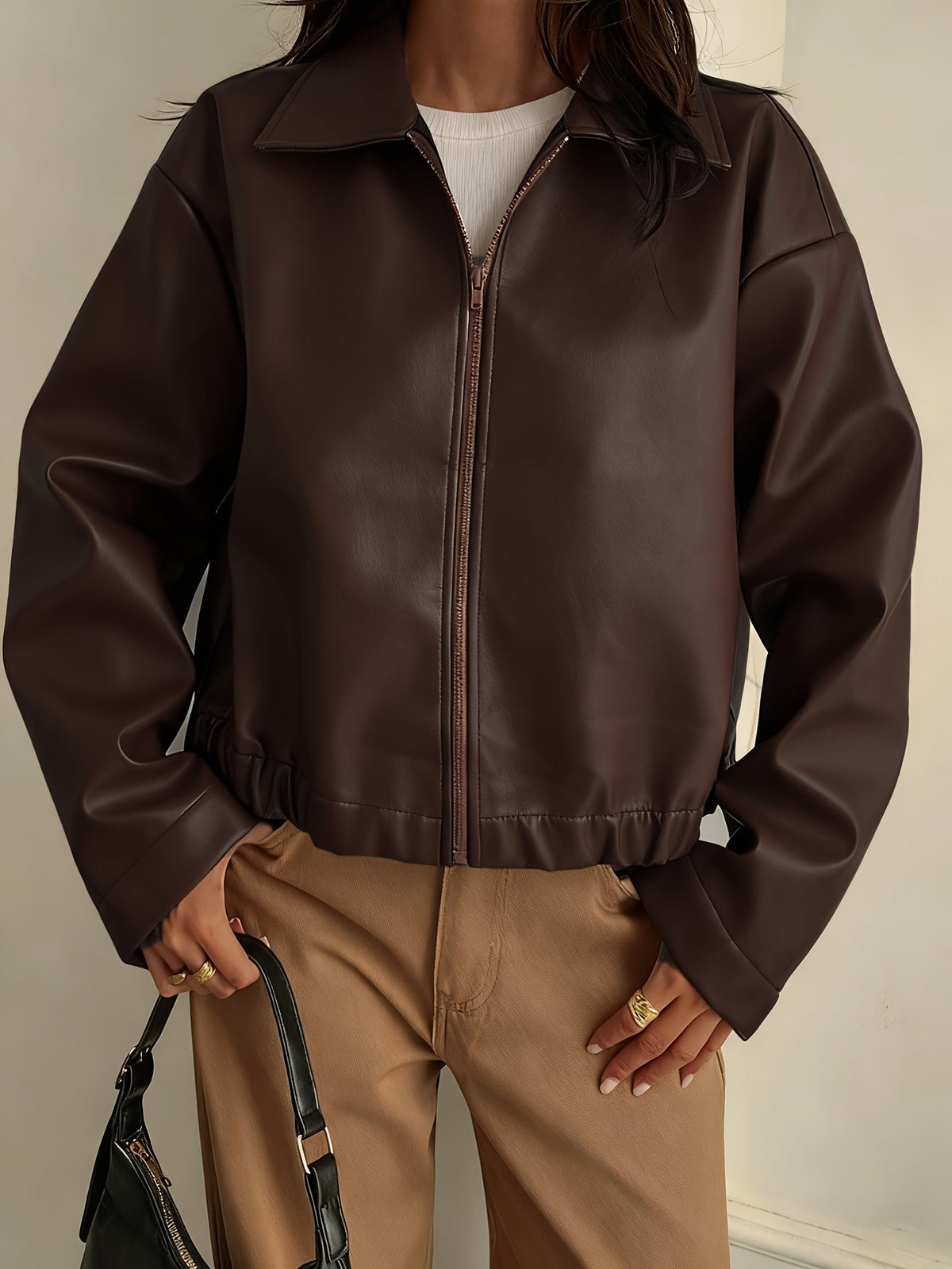 Giacca corta effetto pelle con collo a camicia e zip