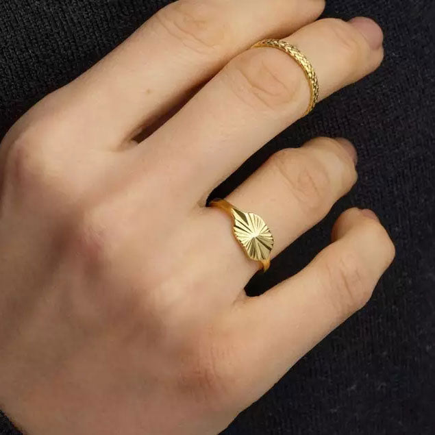 Anello con motivo a raggi di sole