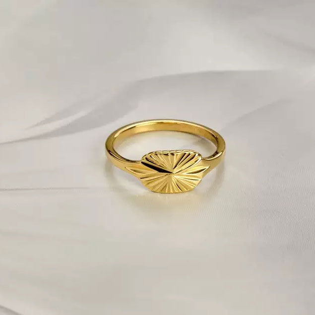 Anello con motivo a raggi di sole