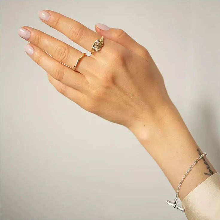 Anello con motivo a raggi di sole
