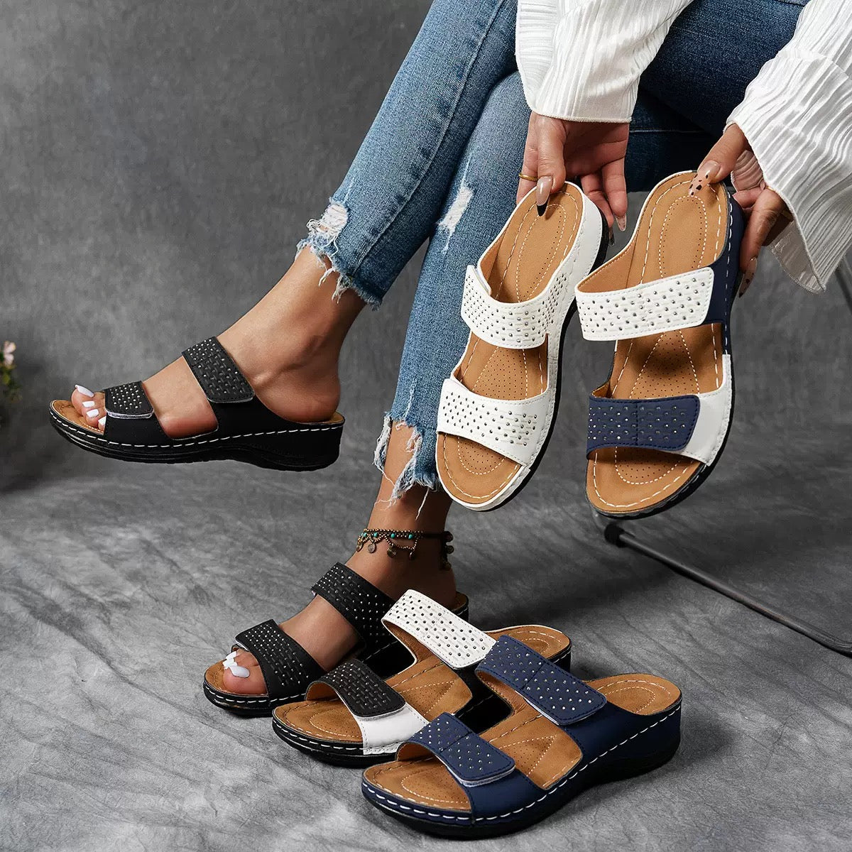 Sandali slide a doppia fascia con tomaia traforata