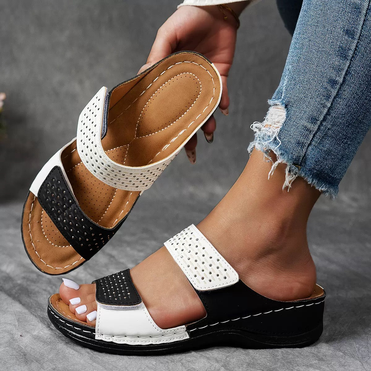 Sandali slide a doppia fascia con tomaia traforata