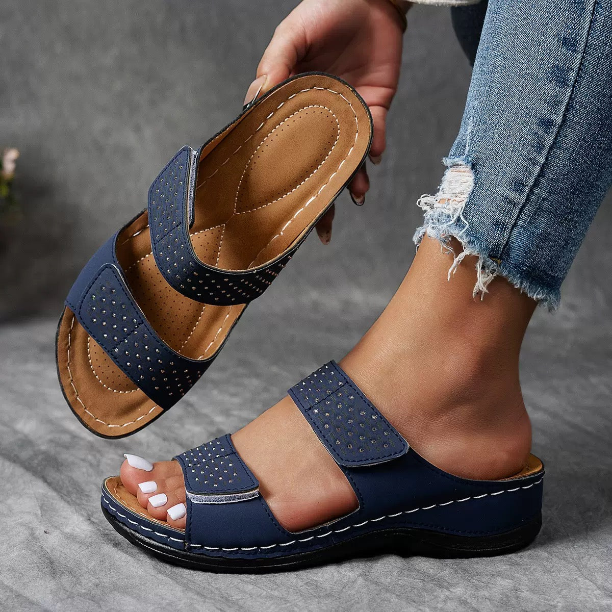 Sandali slide a doppia fascia con tomaia traforata