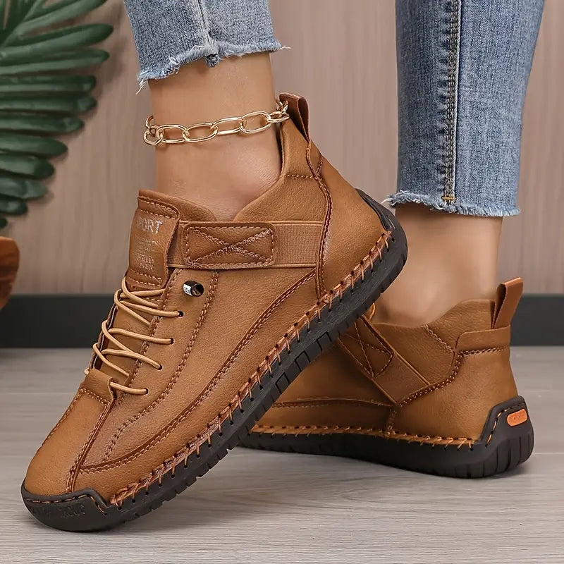 Sneakers con suola sagomata e tomaia leggera
