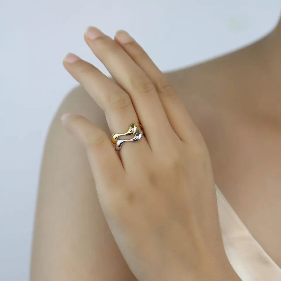 Anello regolabile con motivo a onda