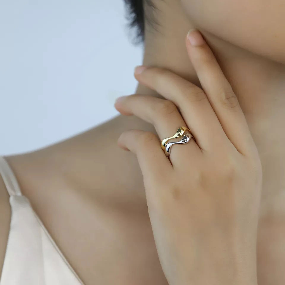Anello regolabile con motivo a onda