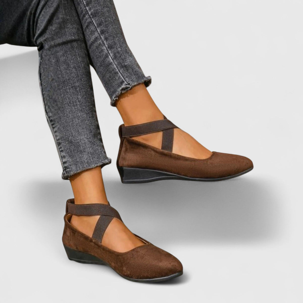 Scarpe con zeppa e fasce elastiche incrociate