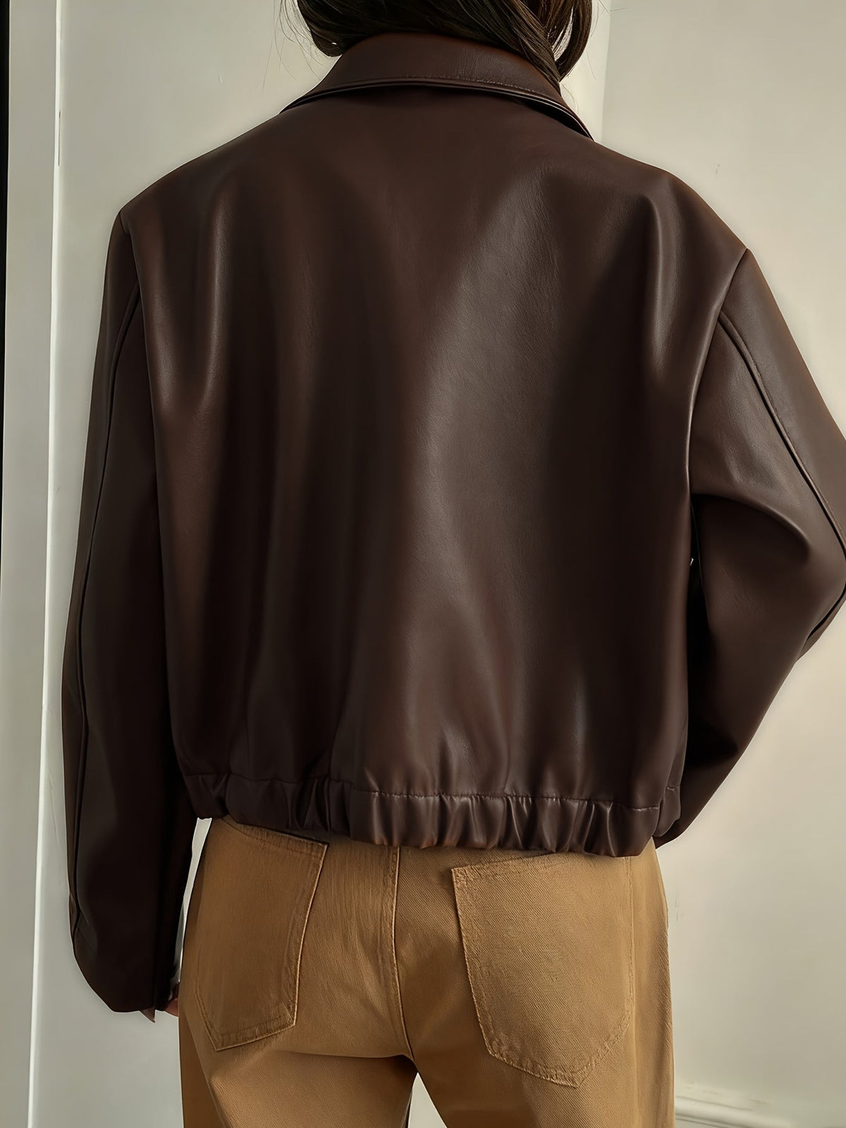 Giacca corta effetto pelle con collo a camicia e zip