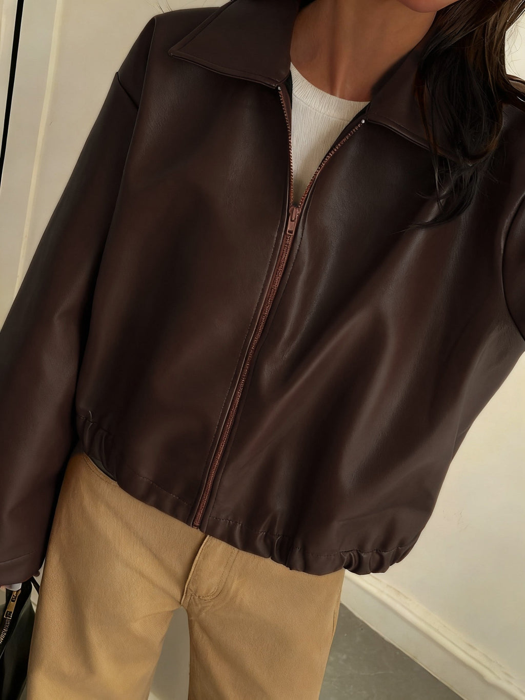 Giacca corta effetto pelle con collo a camicia e zip