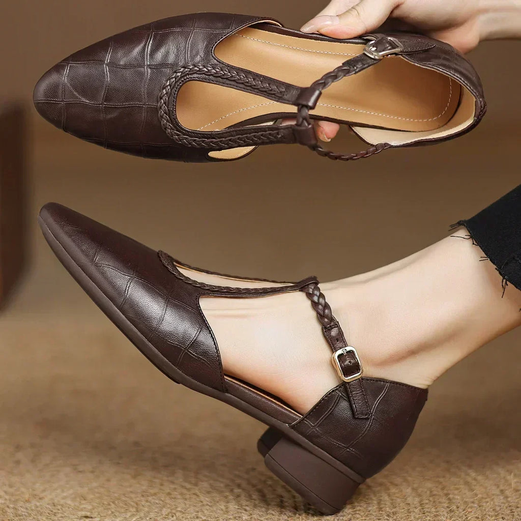 Scarpe con cinturino a T intrecciato