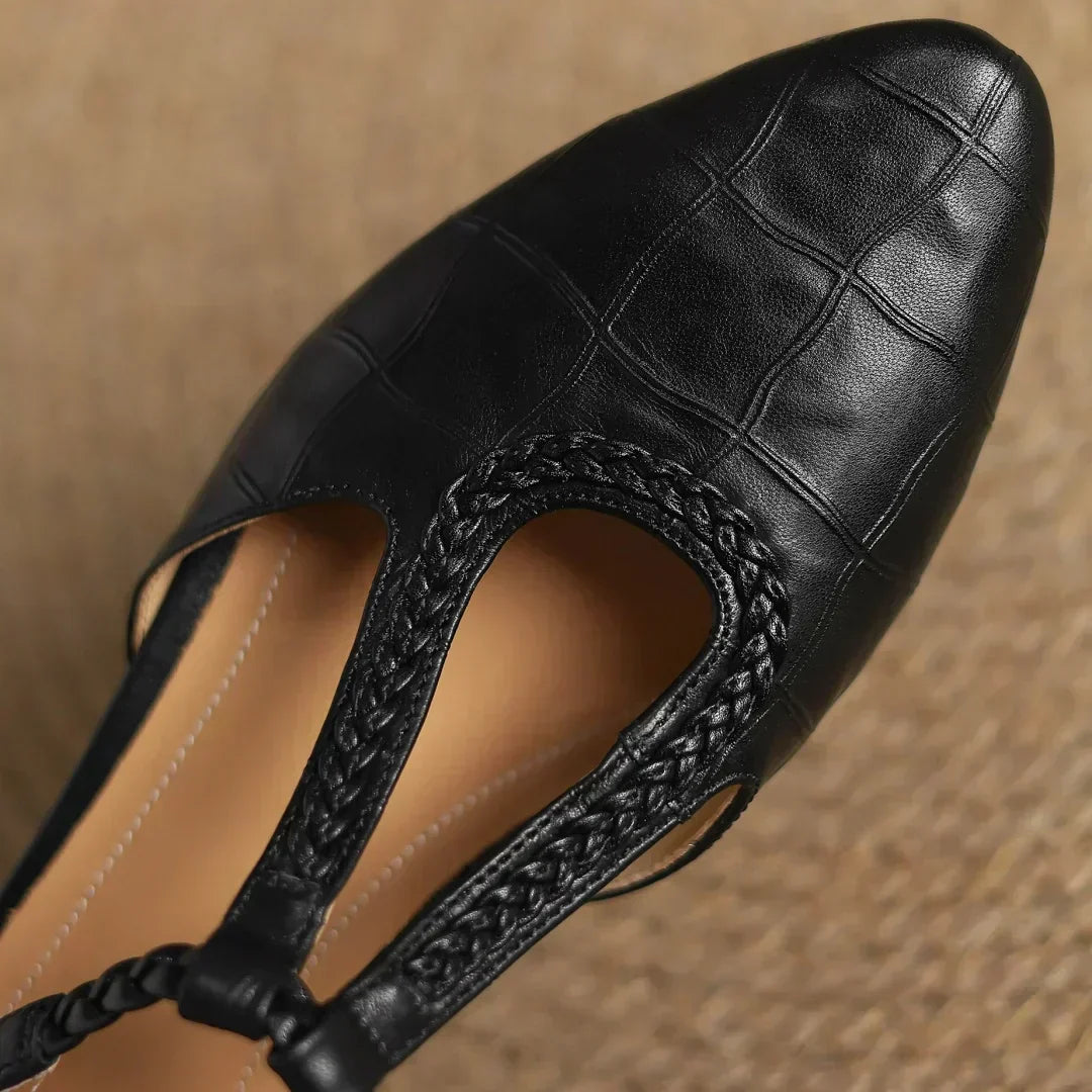 Scarpe con cinturino a T intrecciato