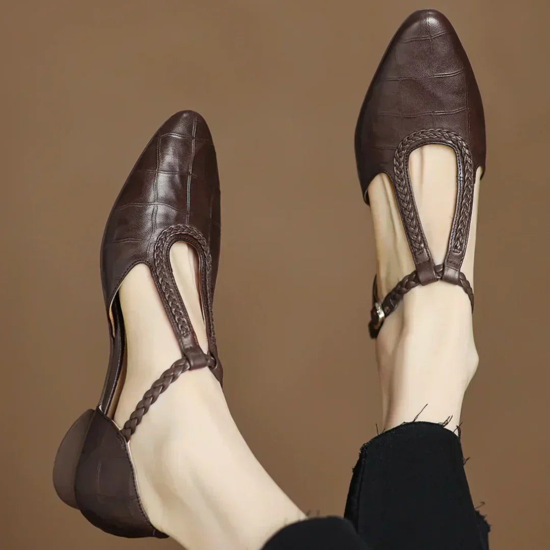 Scarpe con cinturino a T intrecciato