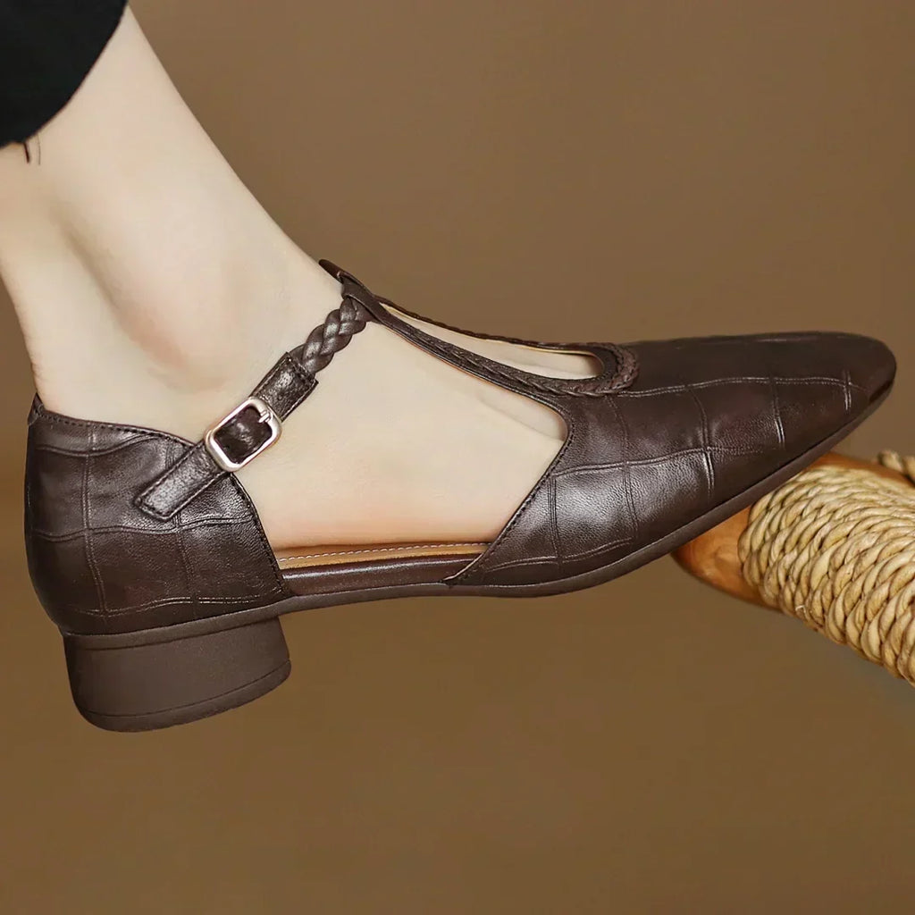 Scarpe con cinturino a T intrecciato