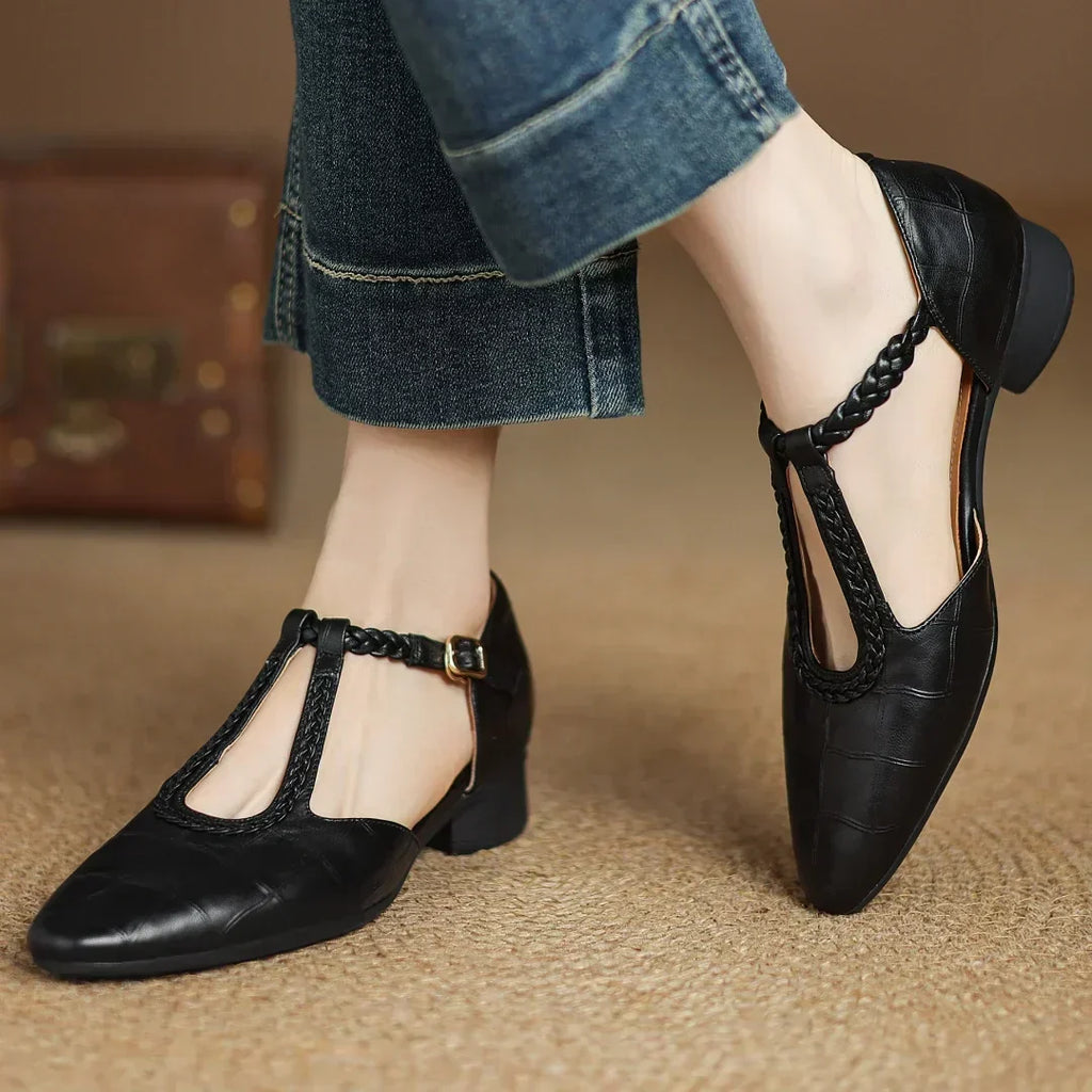 Scarpe con cinturino a T intrecciato
