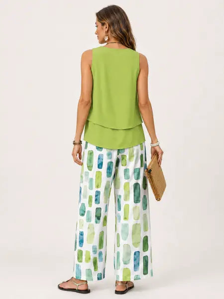 Completo con top smanicato a strati e pantaloni ampi stampati