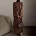 Completo con top oversize a maniche a campana e gonna plissé