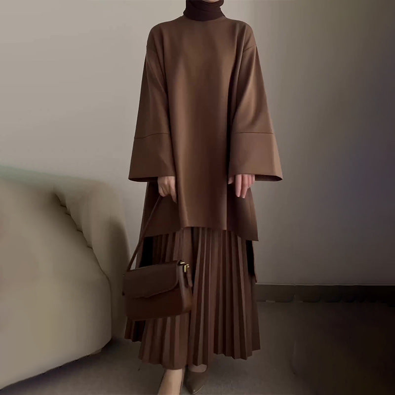 Completo con top oversize a maniche a campana e gonna plissé