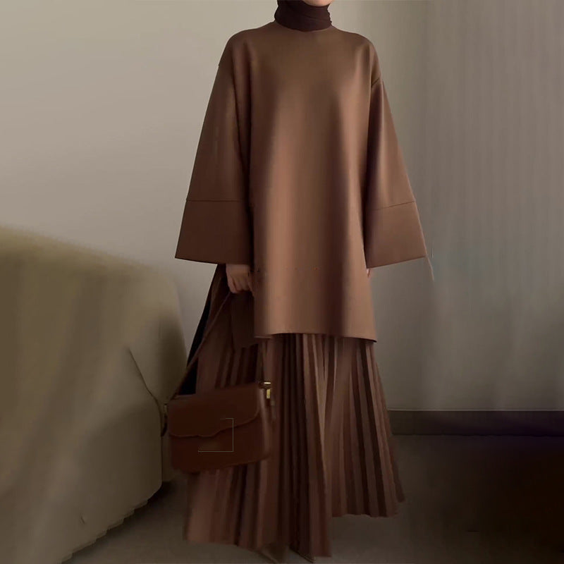 Completo con top oversize a maniche a campana e gonna plissé