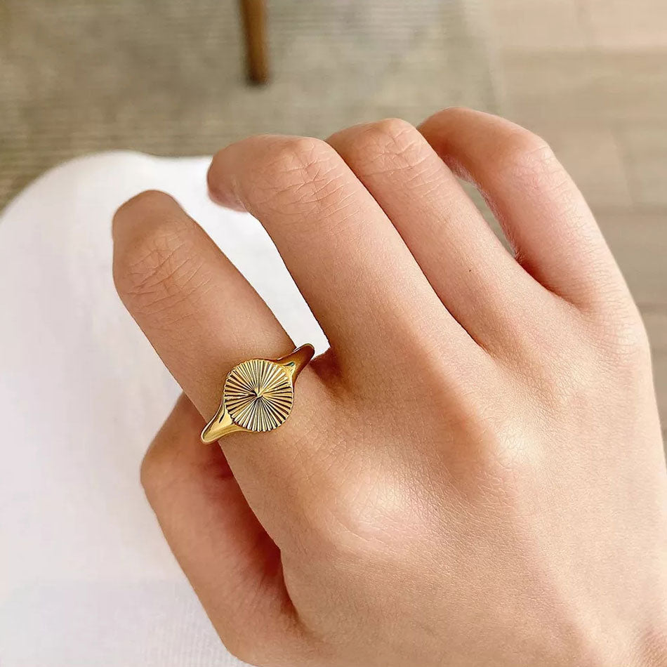 Anello con motivo a girasole
