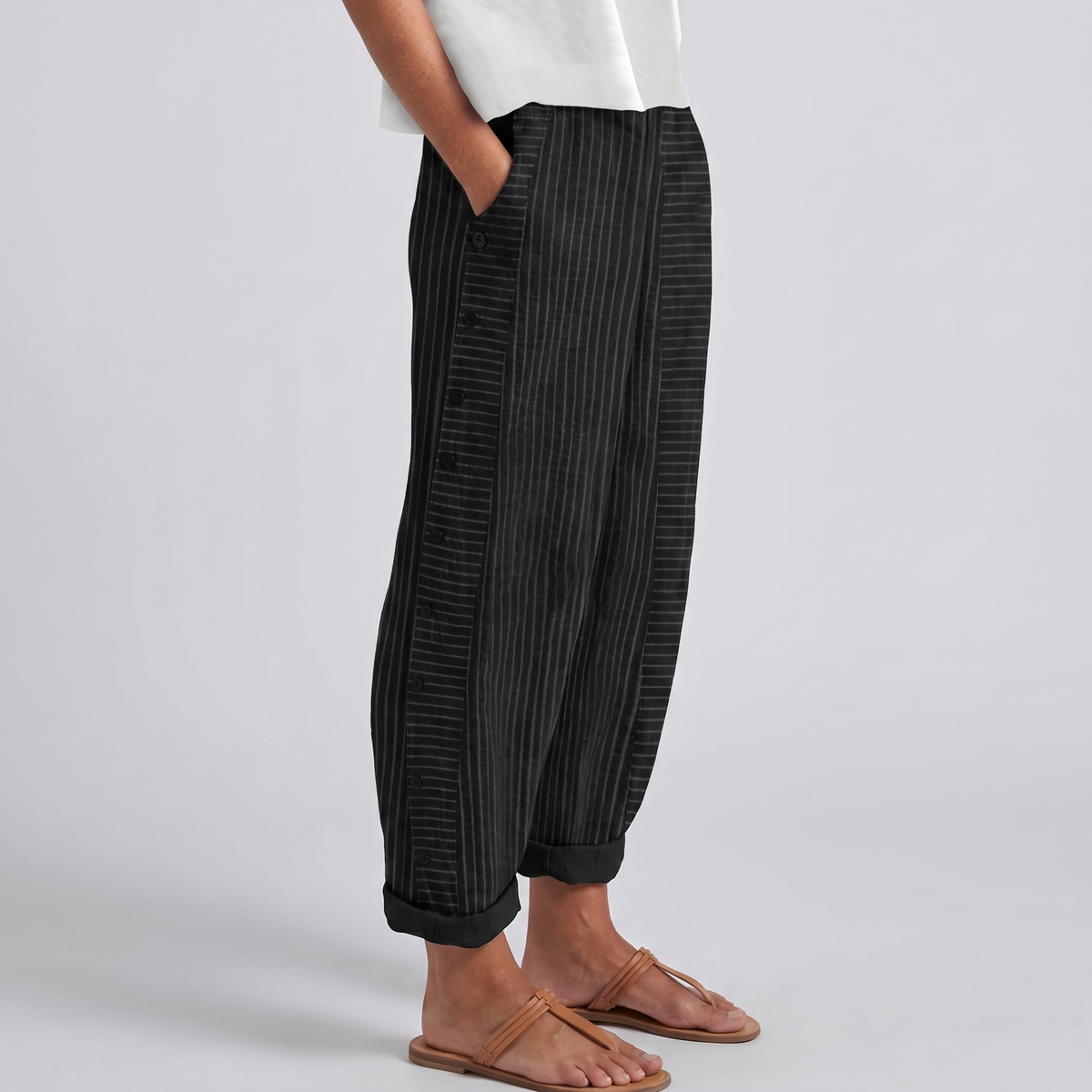 Pantaloni dritti con banda laterale a righe e bottoni