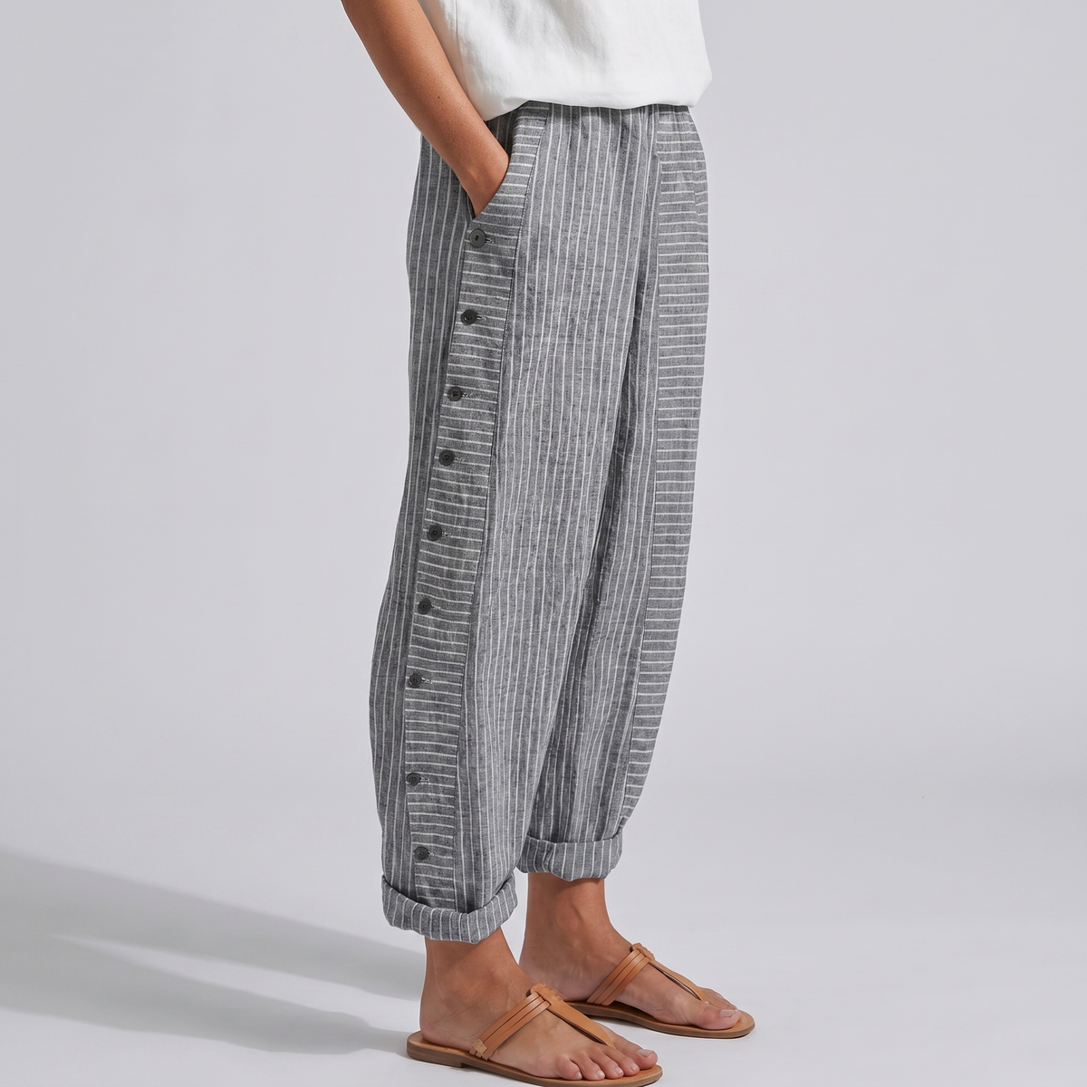 Pantaloni dritti con banda laterale a righe e bottoni